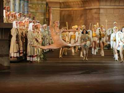 La ballerina barese mentre balla nell'Aida, opera di Giuseppe Verdi